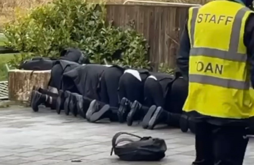 Sekolah di Inggris Minta Maaf atas Video Siswa Shalat di Jalan saat Cuaca Dingin