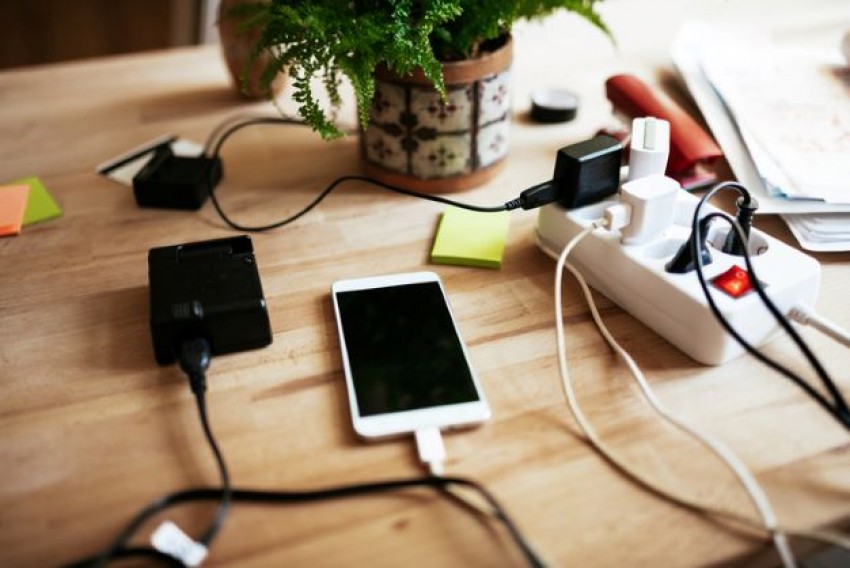 Apakah Aman Charge Baterai Gadget Semalaman?