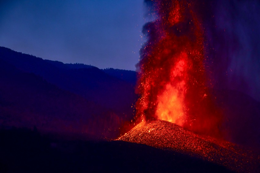 Gunung Semeru Keluarkan Lava Pijar pada Senin Malam