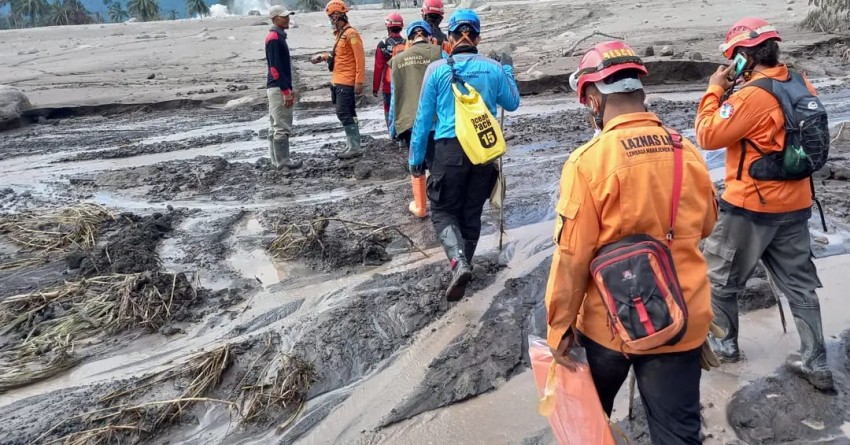 Relawan Terus Berjuang Evakuasi Korban meski Terkendala Cuaca Buruk dan Material Erupsi Panas