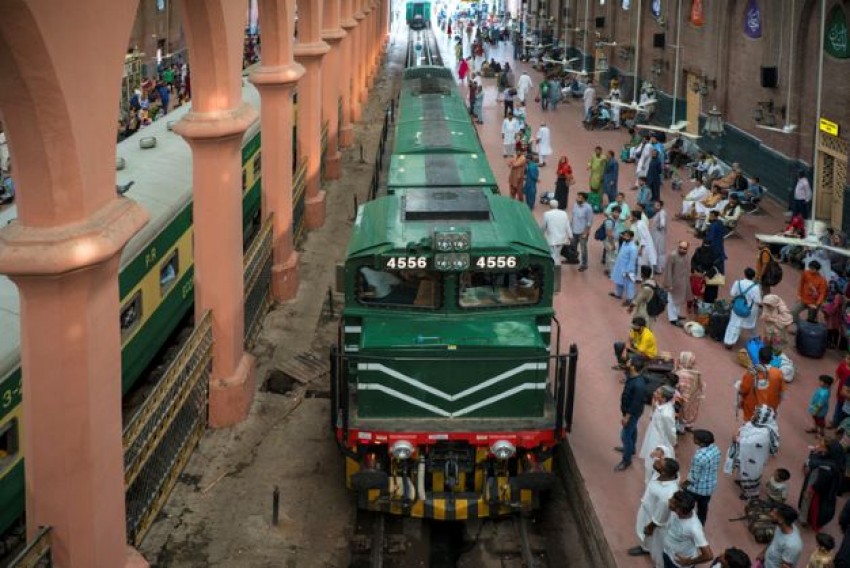 Masinis Kereta Api di Pakistan Diskors karena Ambil Yoghurt