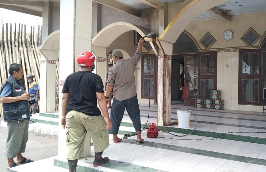 Komunitas BBM Bantu Bersihkan Masjid Terdampak Erupsi Semeru