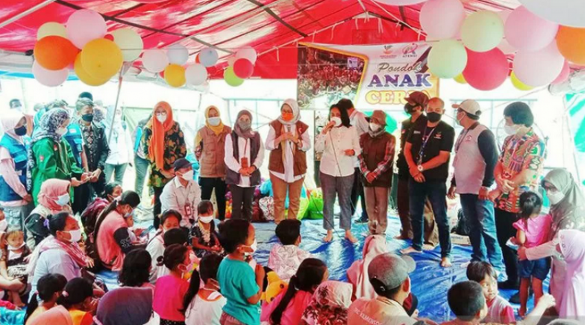 Menteri PPPA Hibur Anak-Anak di Tenda Pengungsian