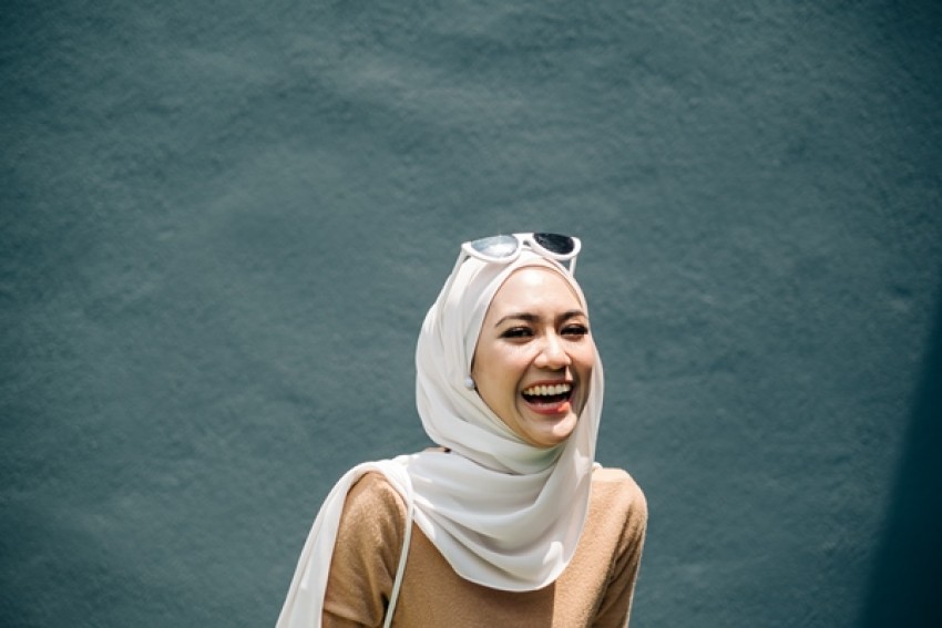 Kisah: Wanita Amerika Masuk Islam karena Keramahan Seorang Muslim