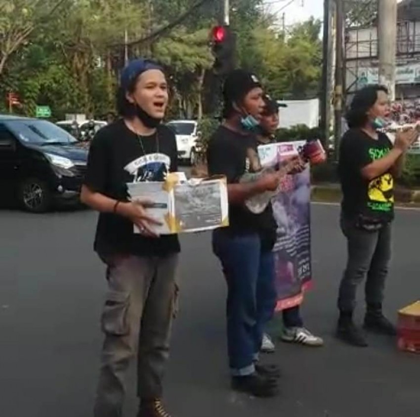 Komunitas Punk Karang Tengah Bantu Korban Bencana Semeru