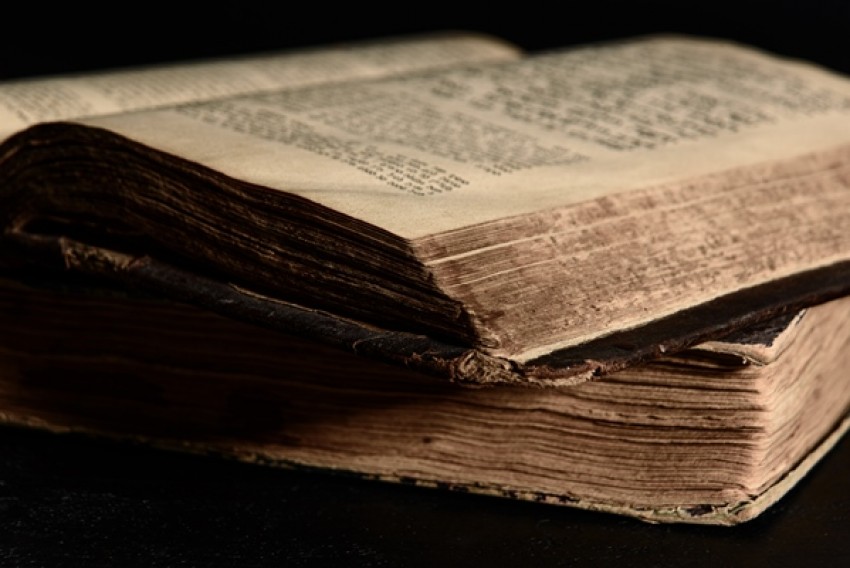 Apakah Semua Kitab Suci Terdahulu Berbahasa Arab? Ini Kata Ulama