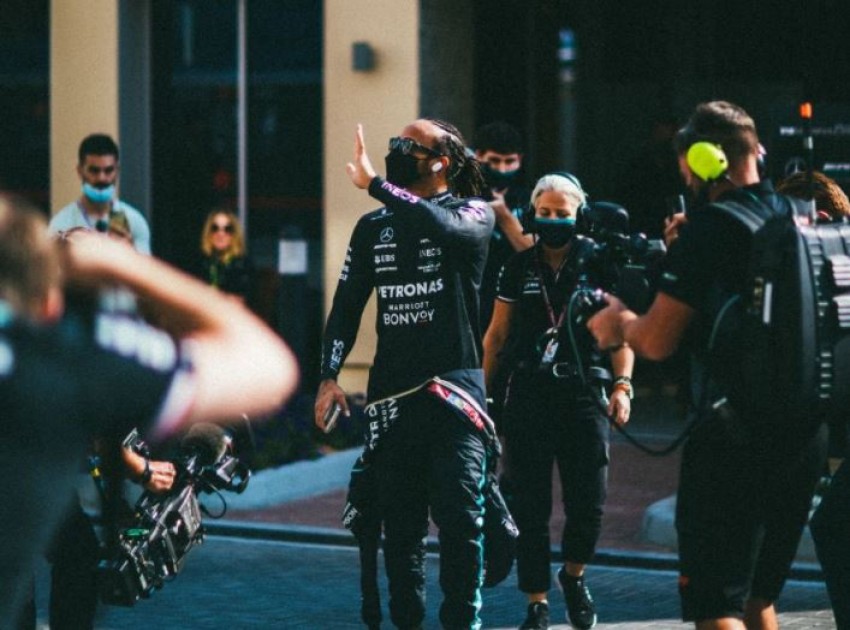 Lewis Hamilton Jadi Pembalap F1 Ke-4 Terima Gelar Sir