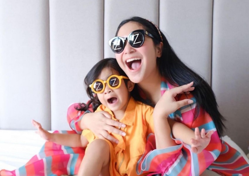 Inspirasi Serasikan Pakaian Ibu dan Anak ala Caca Tengker