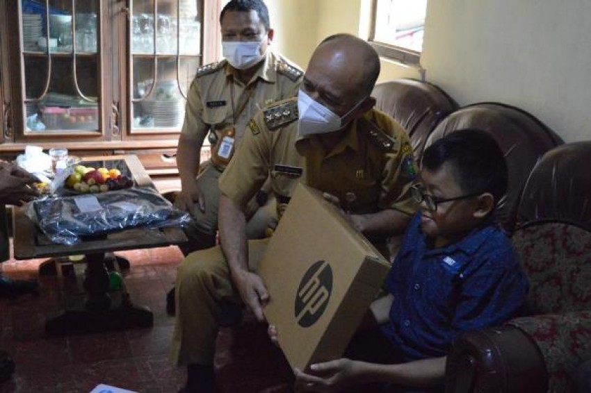 Punya Bakat Desain Grafis, Disabilitas Ini Catatkan Namanya di Muri