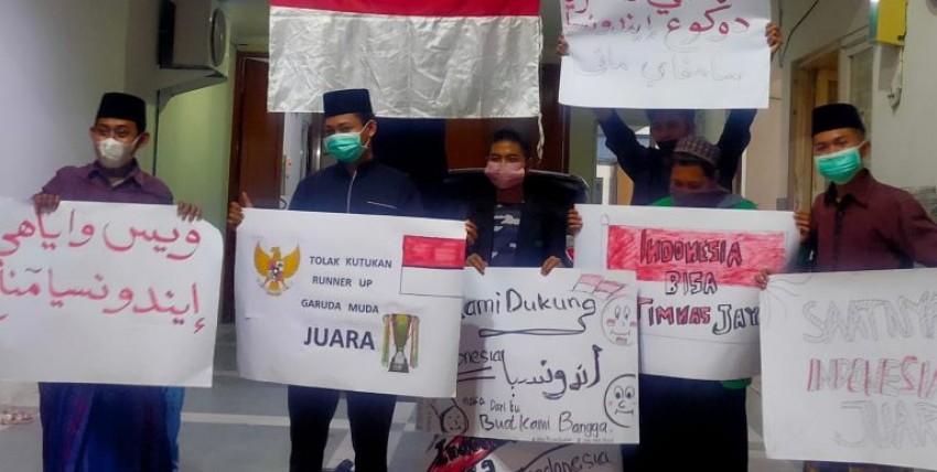 Cara Santri Dukung Timnas Indonesia, Gelar Doa hingga Semarak Poster