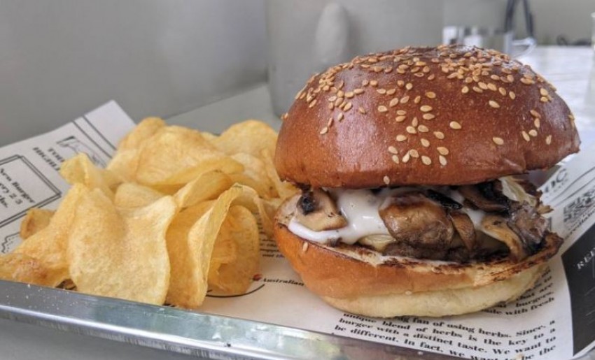 Burger Jamur dan Steak Merah, Rekomendasi Makan Siang Hari Ini