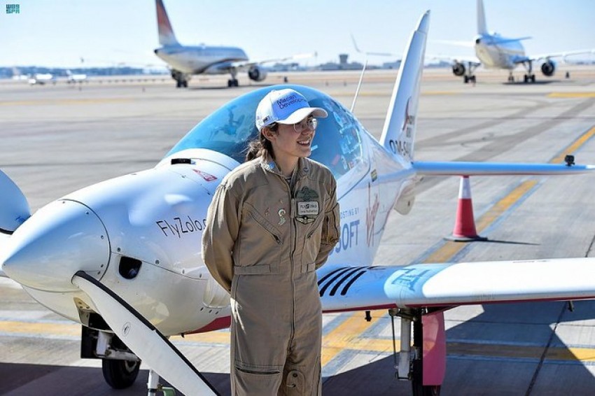 Pilot Wanita Termuda Terbang Keliling Dunia dengan Pesawat Microlight