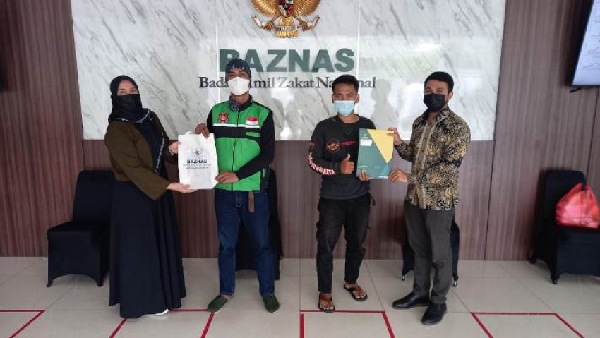 Komunitas Ojol Matraman Bantu Warga Terdampak Erupsi Semeru Lewat BAZNAS