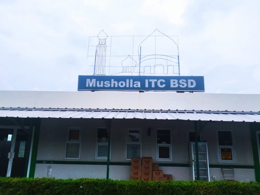 Sambil Berjualan Kopi, Nandang Abdikan Diri di Mushala ITC BSD