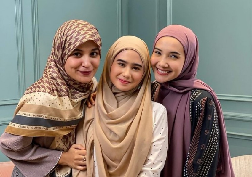 Banjir Pujian, Tissa Biani Pakai Hijab Dibantu Zaskia Sungkar