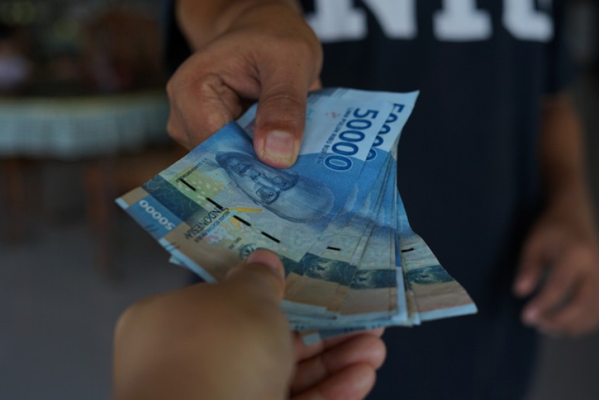 Bolehkah Bersedekah Saat Masih Punya Utang? Simak Penjelasan Buya Yahya