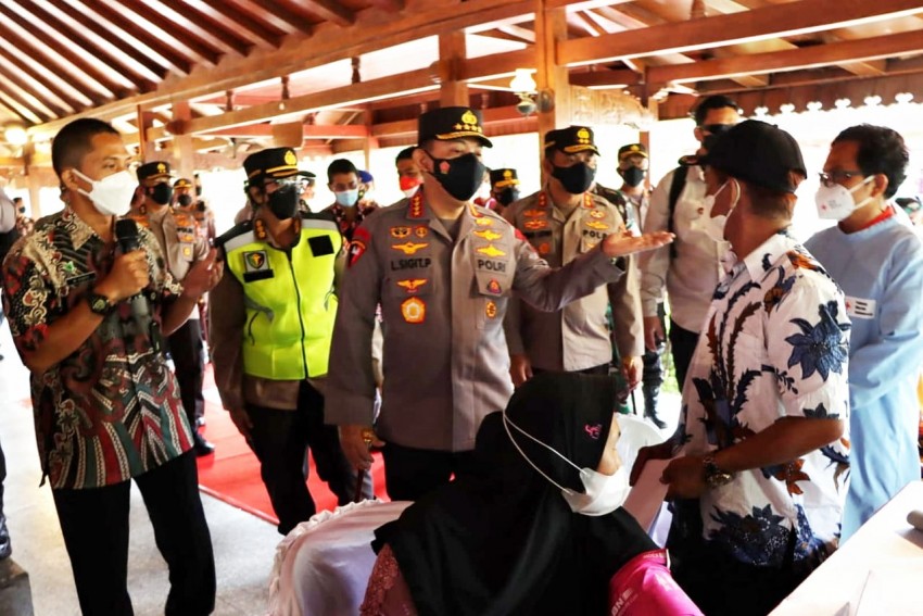 Destinasi Wisata dengan Interaksi Tinggi, Kapolri Tinjau Vaksinasi di Borobudur