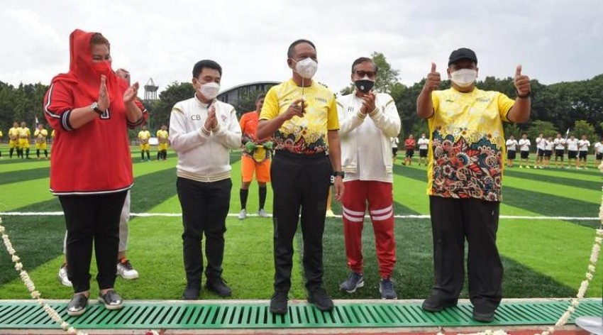 Resmikan Lapangan Sepak Bola Sintetik UNNES, Ini Harapan Menpora