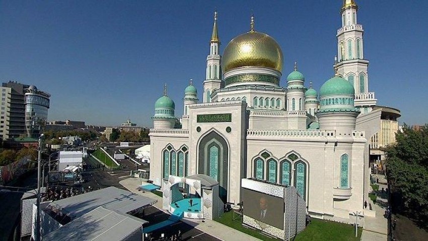 Mengintip Masjid Kubah Emas Terbesar Eropa yang Diresmikan Putin