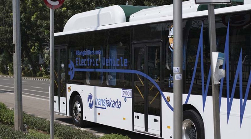 Anies Tergetkan TransJakarta Diganti Bus Listrik pada 2025