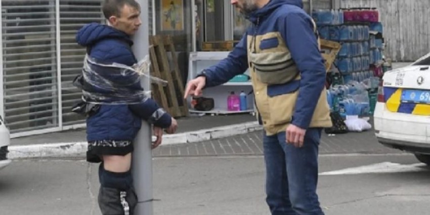 Pria Ini Ditelanjangi dan Diikat di Tiang saat Negaranya Diinvasi Rusia