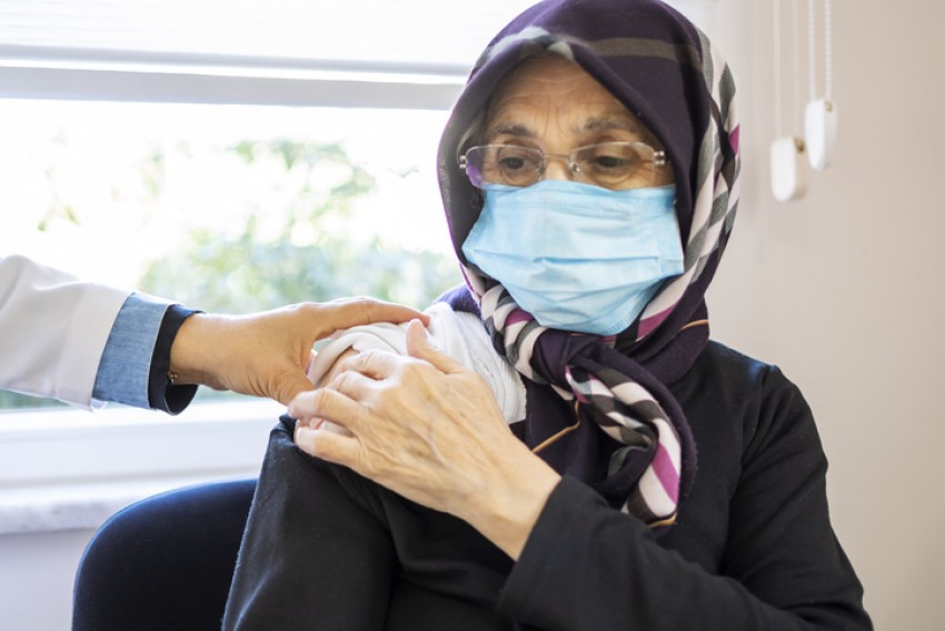 Dokter UI: Lansia Tak Perlu Takut Vaksinasi