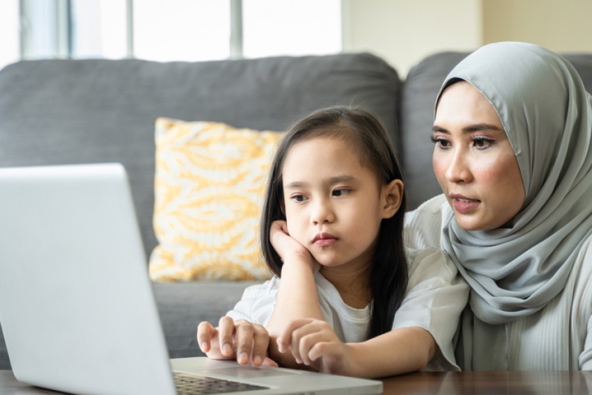 Deras Informasi di Era Digital, Ibu Lebih Jeli dan Makin Kritis