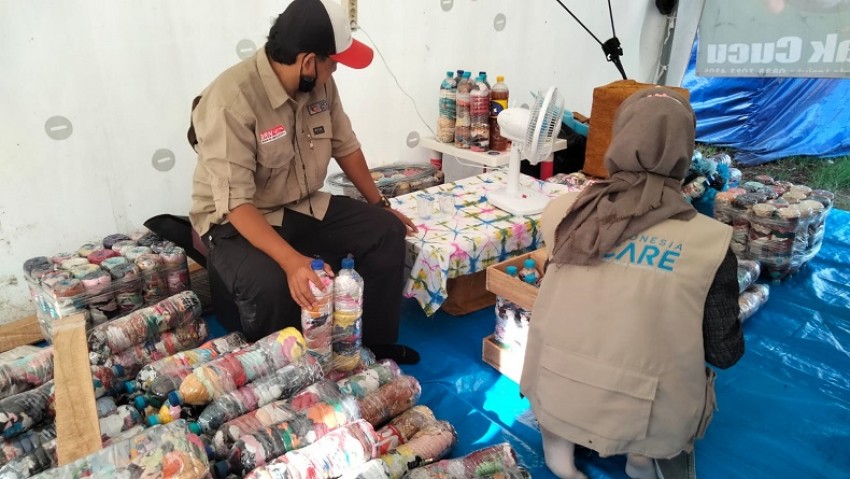 Indonesia Care Bikin Sofa dari Sampah untuk Pengungsi Semeru