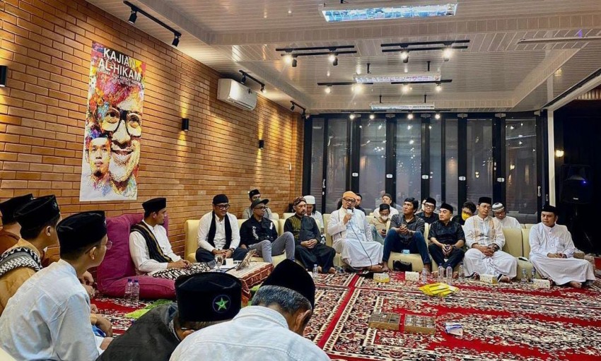 Kala Selebritas Khusyuk Mengaji Tasawuf kepada Buya Arrazy
