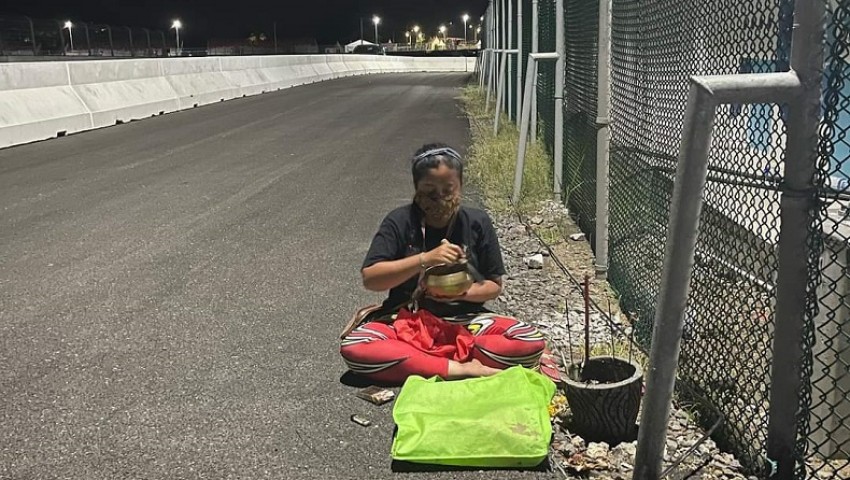 Viral di Medsos, Inilah Mbak Rara Pawang Hujan MotoGP Mandalika