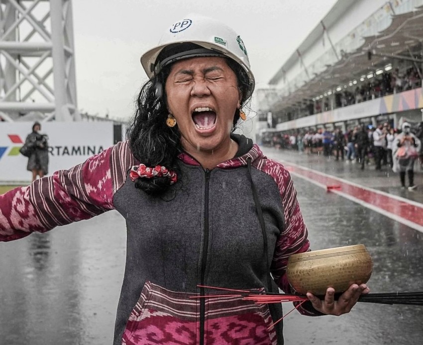 Jaket Tenun hingga Helm Proyek, Ini OOTD Rara Si Pawang Hujan Mandalika