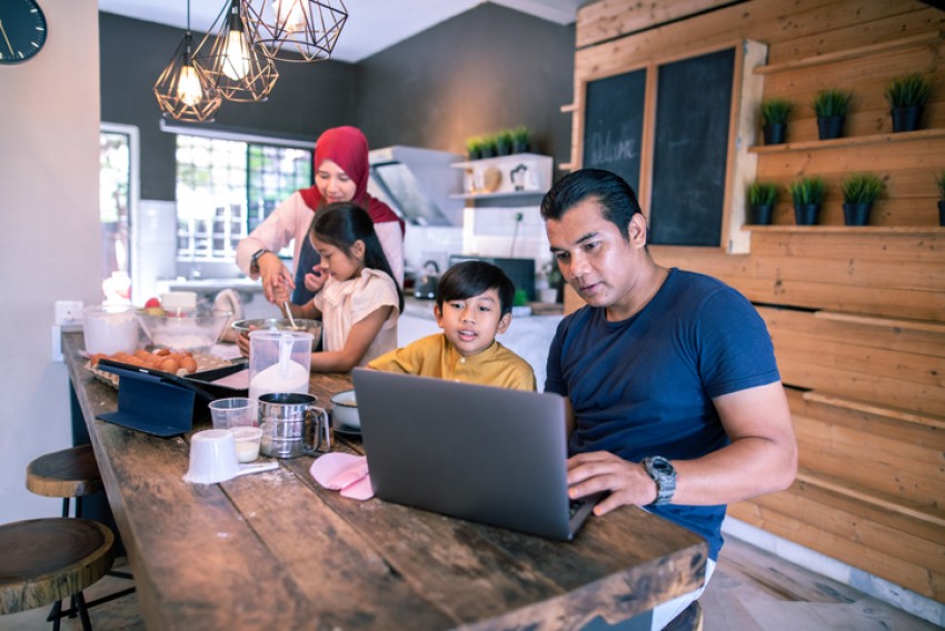 Pola Asuh Zaman Dulu vs Zaman Now, Apa Bedanya?