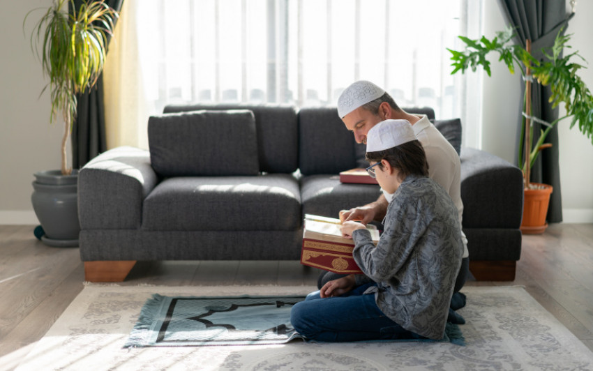 Manfaatkan Mushalla Rumah, Yuk Shalat Tarawih Bareng Keluarga