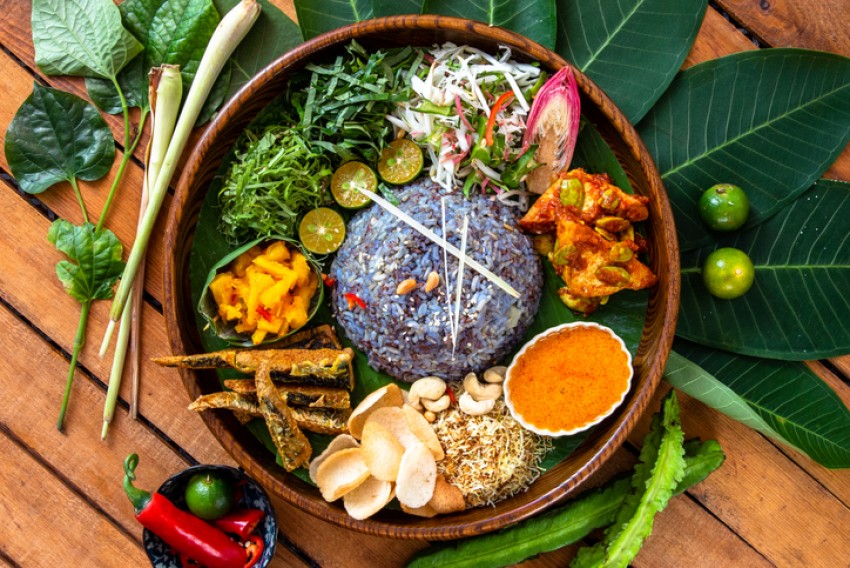 Birunya Nasi Kerabu, Sajian Pas untuk Sahur Akhir Pekan