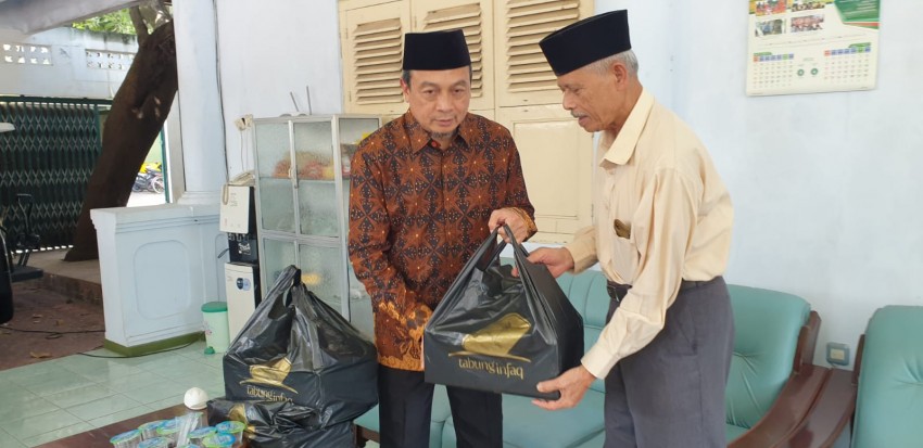 Berkunjung ke Kampung Ideologis, UBN Bawa Kurma untuk Santri Gontor