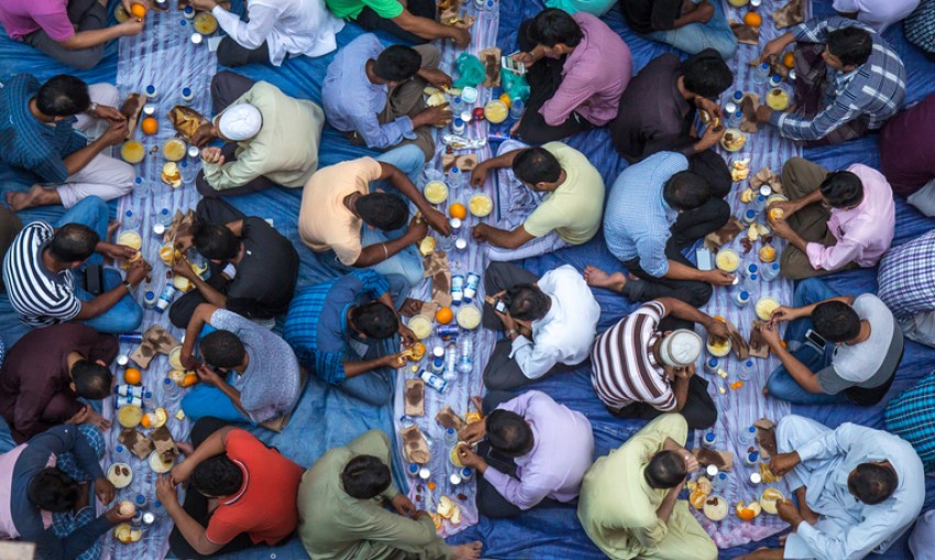 Orang Berkecukupan, Bolehkah Cari Takjil Gratis di Masjid?
