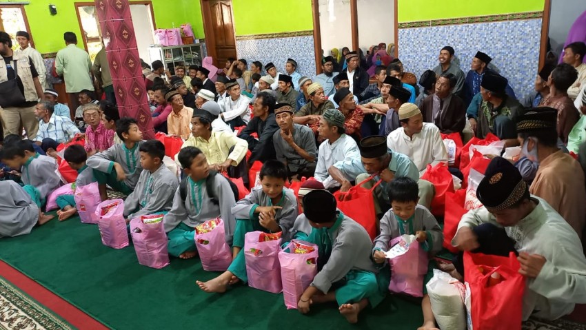 Tabung Infaq Salurkan 100 Paket Pangan kepada Mualaf Cetho