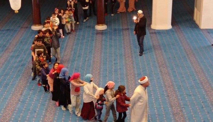 Begini Cara Imam di Turki Dekatkan Anak-Anak dengan Masjid
