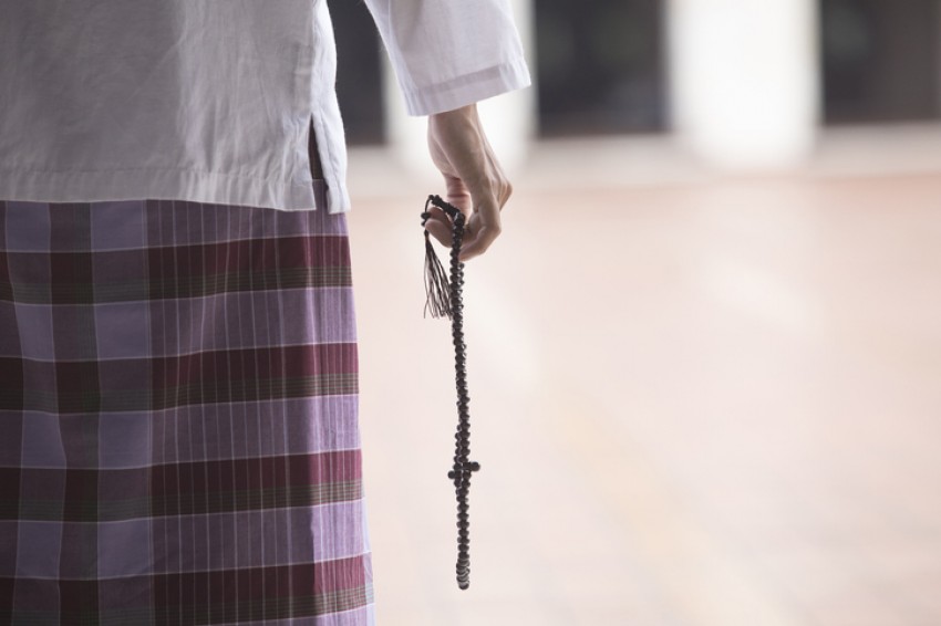 Identik Dipakai Shalat, Benarkah Sarung Asli dari Indonesia?