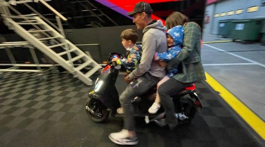 Momen Aleix Espargaro Boncengan Berempat: The Power of Emak-emak