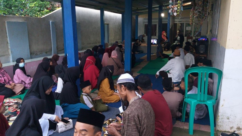 Hidayatul Islam Bersama Komunitas Sosial Purwakarta Berbagi Kebahagiaan