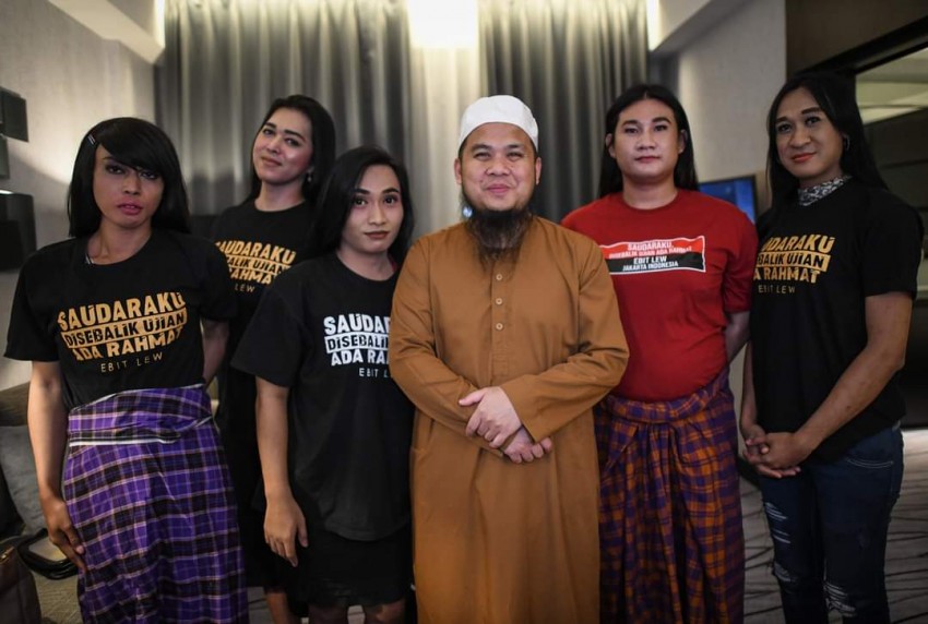 Ustadz Ebit Lew Rangkul Transgender di Surabaya, Ngobrol Perkara Iman dan Shalat