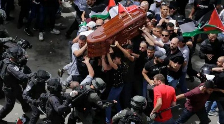 Sadis, Polisi Israel Serang Prosesi Pemakaman Jurnalis Al-Jazeera