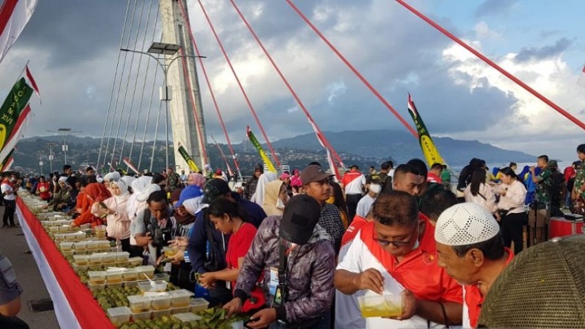Kodam Pattimura Pecahkan Rekor MURI dengan Makan Papeda Terbanyak