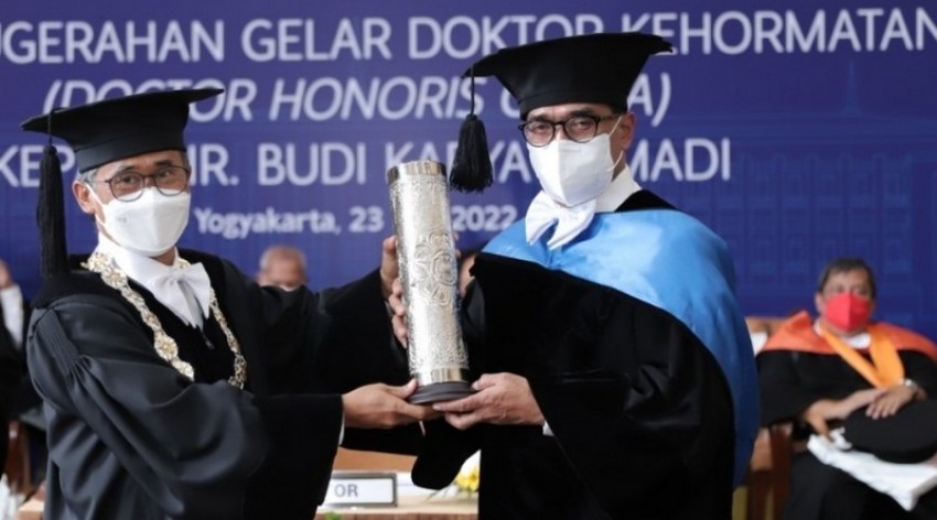 Menhub Budi Karya Sumadi Mendapat Gelar Doktor Honoris Causa dari UGM