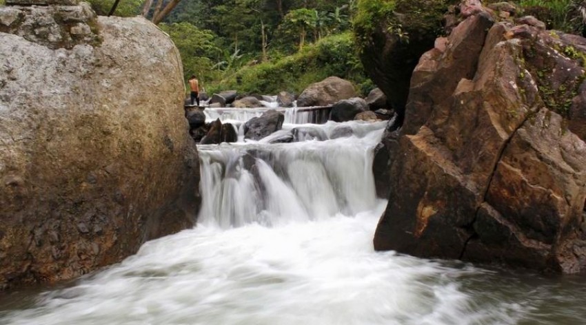 Menikmati Kesegaran Air Pegunungan Sungai Rahtawu di Kudus