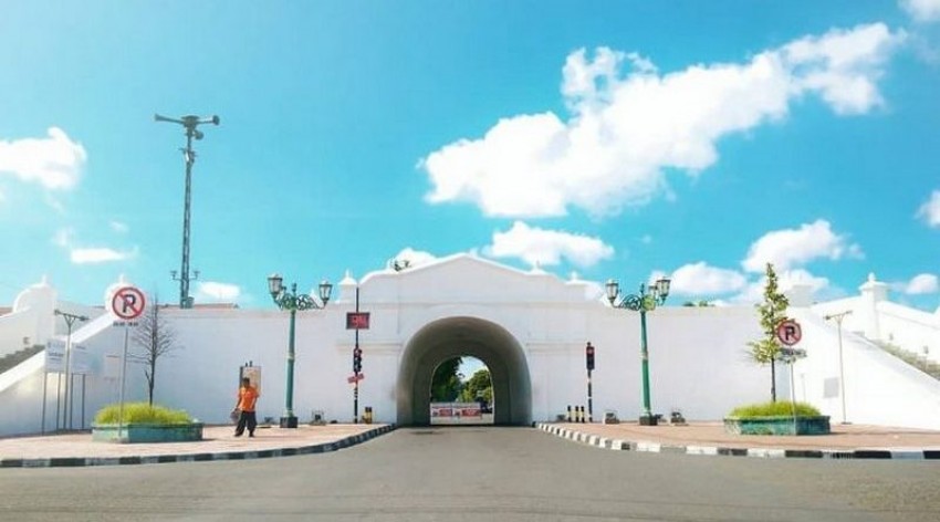 Mengenal Bangunan Plengkung Gading, Gapura Unik Bernuansa Jadul