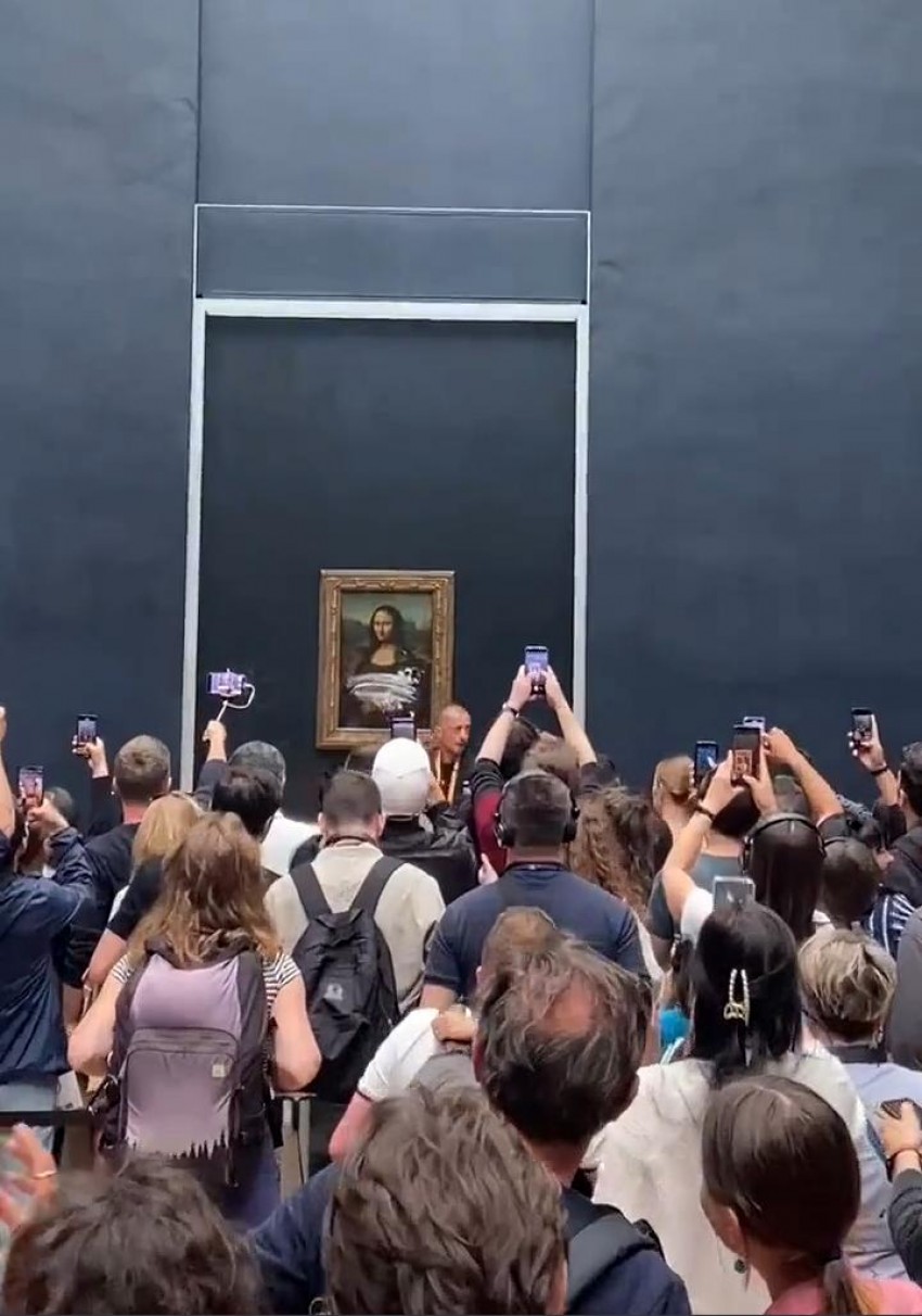 Heboh, Lukisan Monalisa Dilempar Kue Pria Berkursi Roda