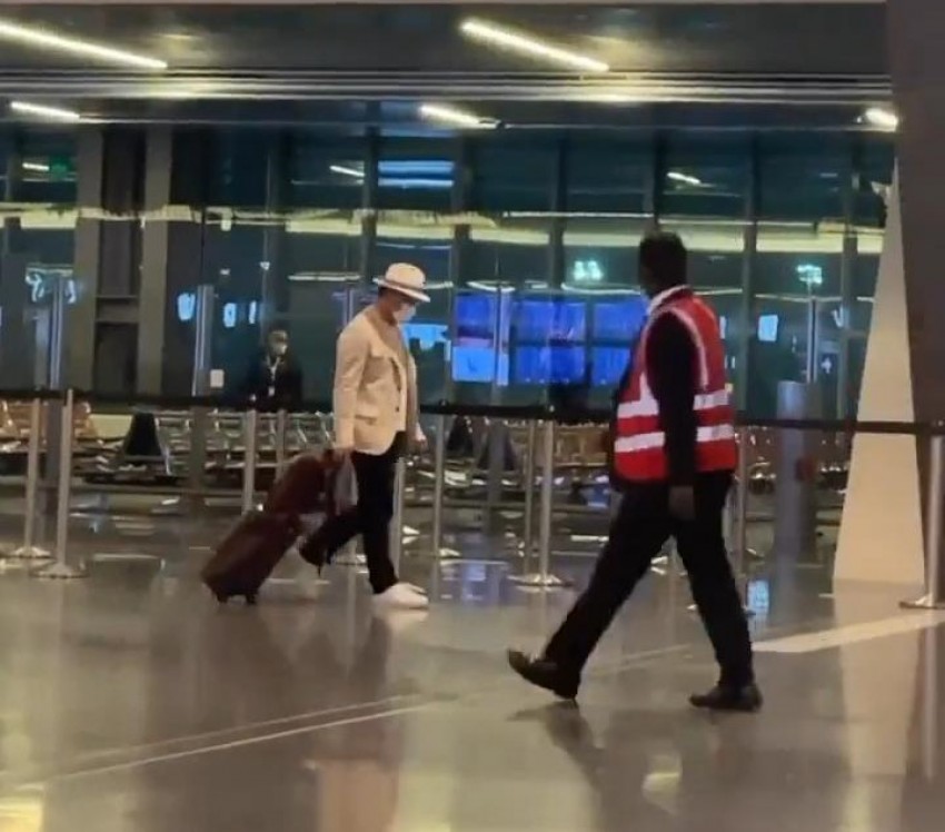 Tertunduk Lesu, Ridwan Kamil dan Istri Tiba di Bandara Qatar
