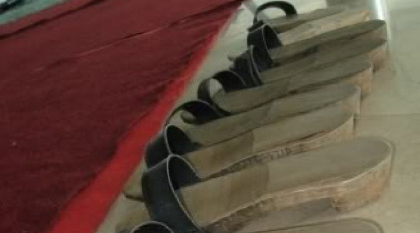 Sepele Tapi Penting, Selalu Pakai Sandal Agar Kaki Tak Melepuh saat Haji